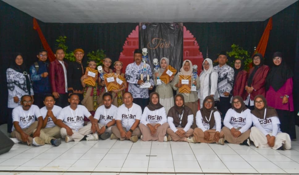 Kebersamaan dalam Bingkai Prestasi: Momen Penyerahan Hadiah FLS3N Rancakalong di SDN Citungku