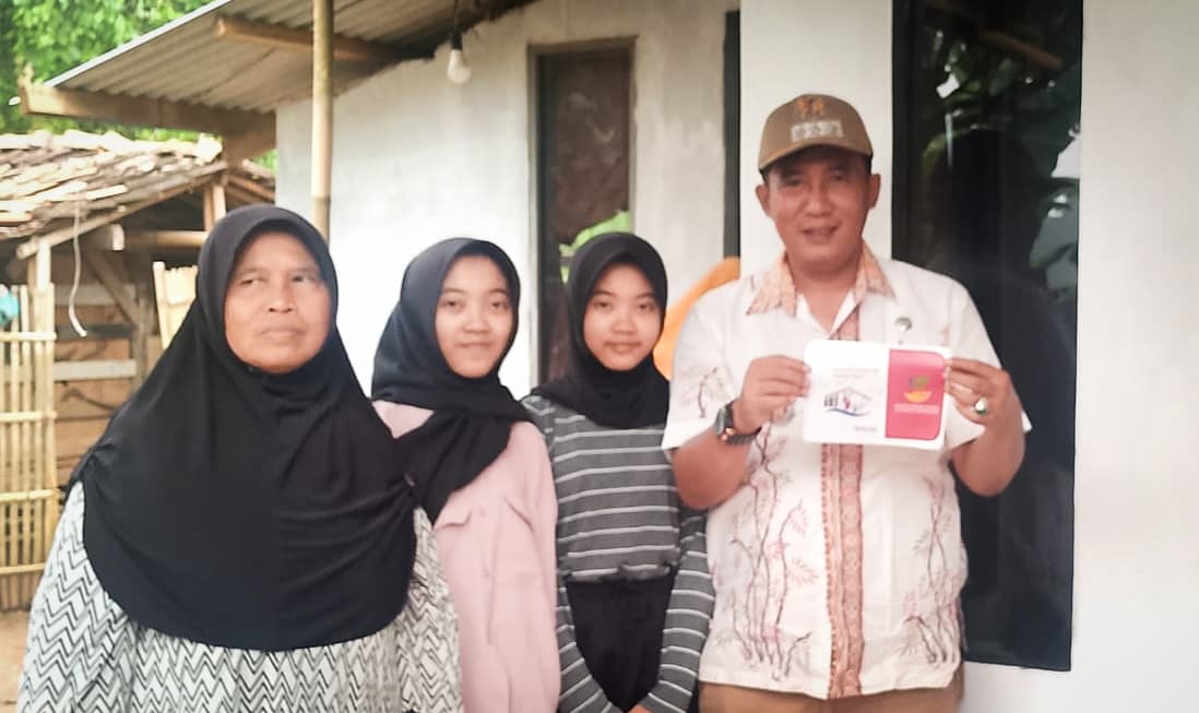 Camat Rancakalong Awali Ramadhan dengan Pemasangan Stiker Program Rumah Sejahtera Terpadu