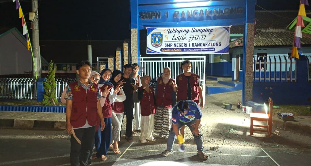 KKN UNINUS Kelompok 29 dan 30 Gelar Aksi Sosial, Buat Zebra Cross di Depan SMPN 1 Rancakalong 