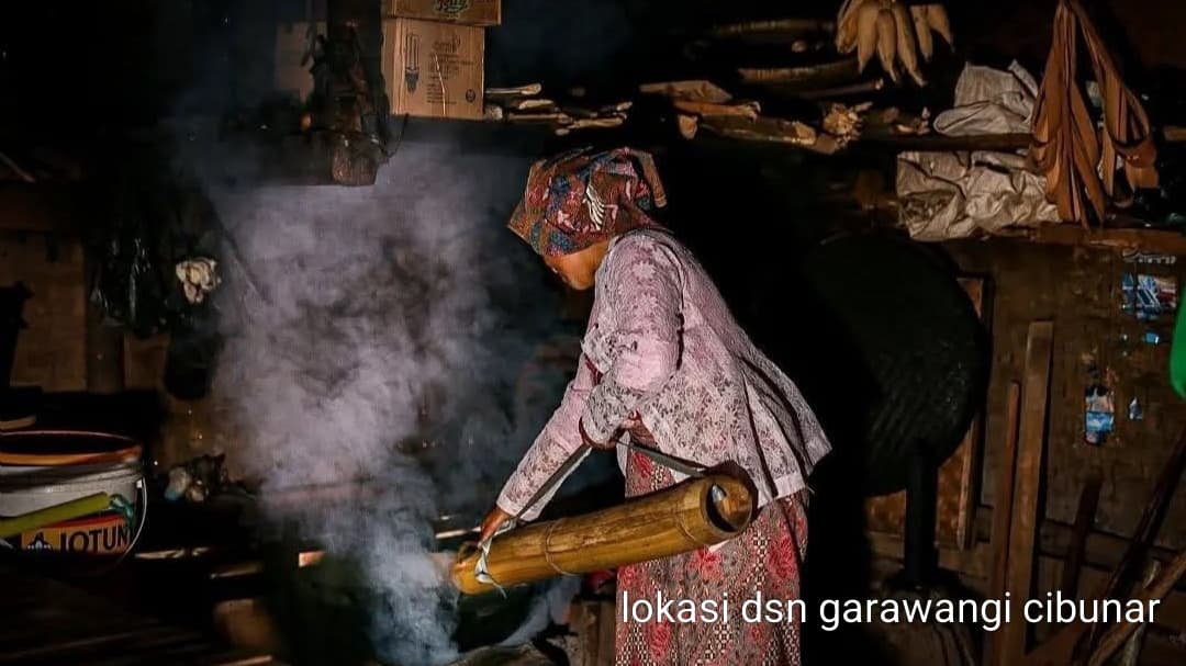 Manisnya Kearifan Lokal: Ceu Omi, Pengrajin Gula Aren Asli Kampung Garawangi