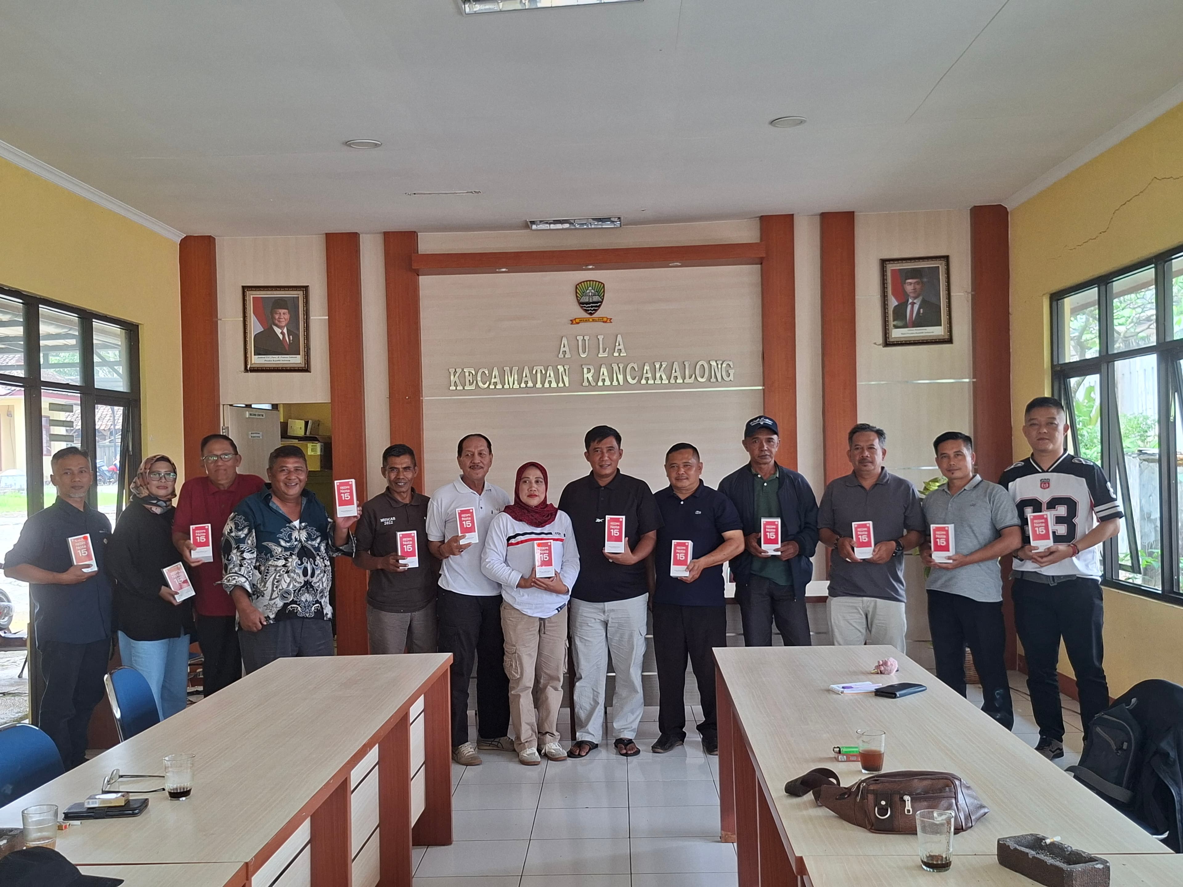 Penyerahan Smartphone untuk 10 Desa, KIM Rancakalong Perkuat Penyebaran Informasi Desa
