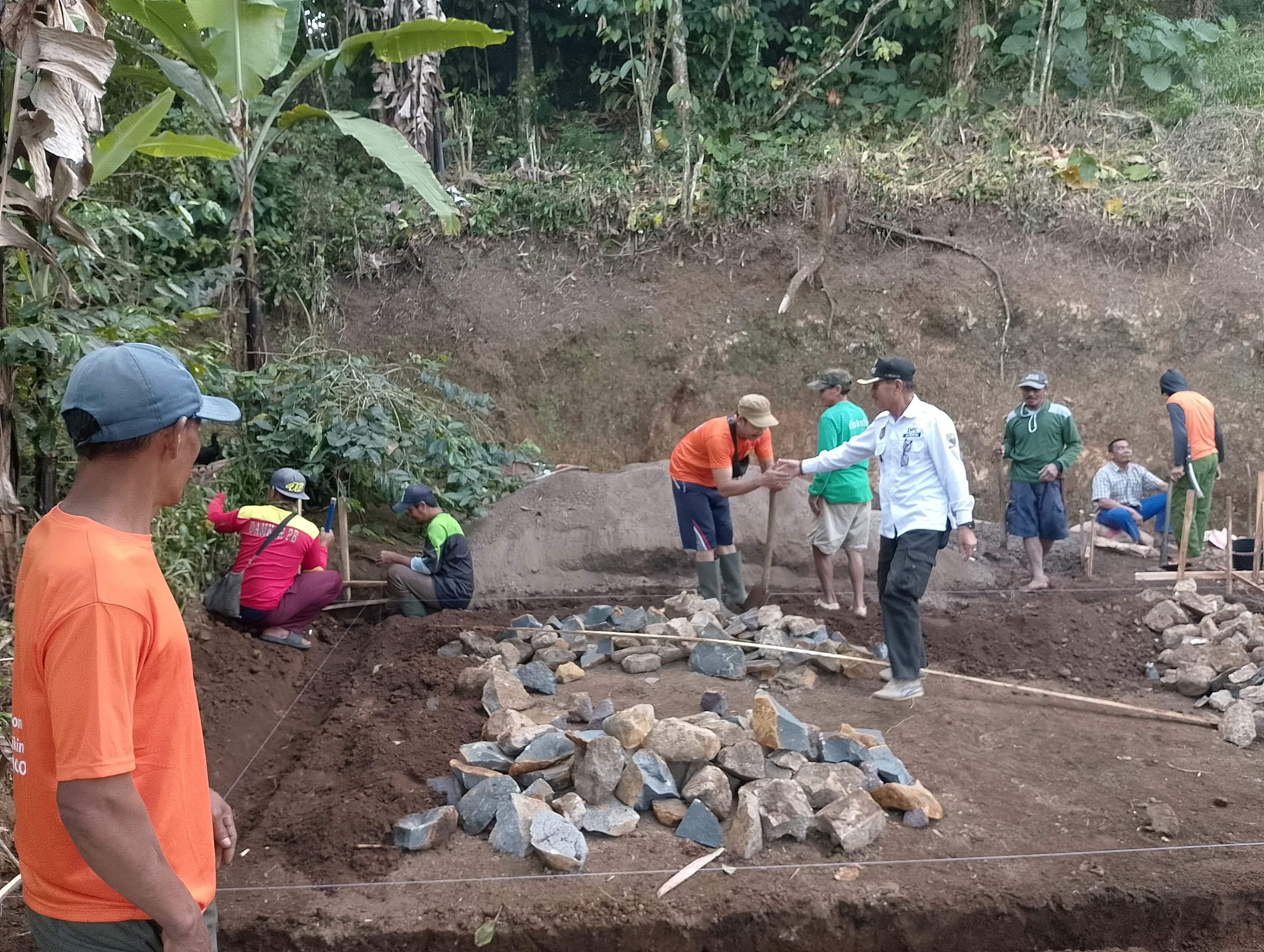 Peletakan Batu Pertama Rutilahu Dana Desa Resmi Dimulai di Dusun Cikaso, Desa Pangadegan 