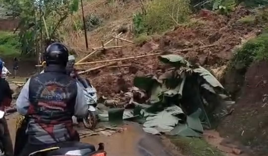 JALUR RAWAN KEMBALI TERUJI Longsor Tutup Jalan Provinsi di Rancakalong, Warga Diminta Waspada