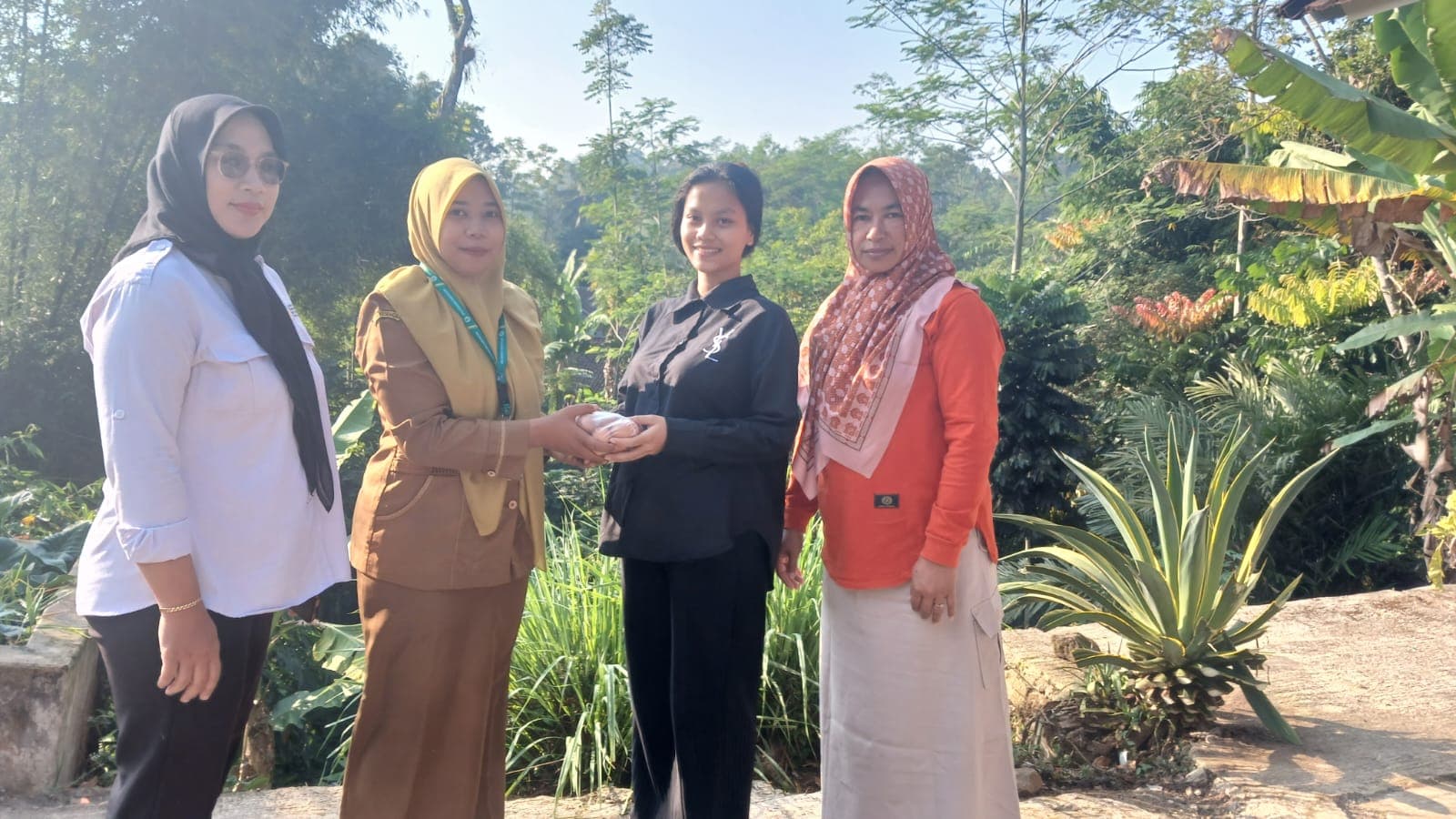 Puskesmas Rancakalong Salurkan Telur Hasil Komitmen Kedisiplinan Pegawai kepada Remaja Putri Anemia dan Ibu Hamil Risiko Tinggi di Desa Pangadegan 
