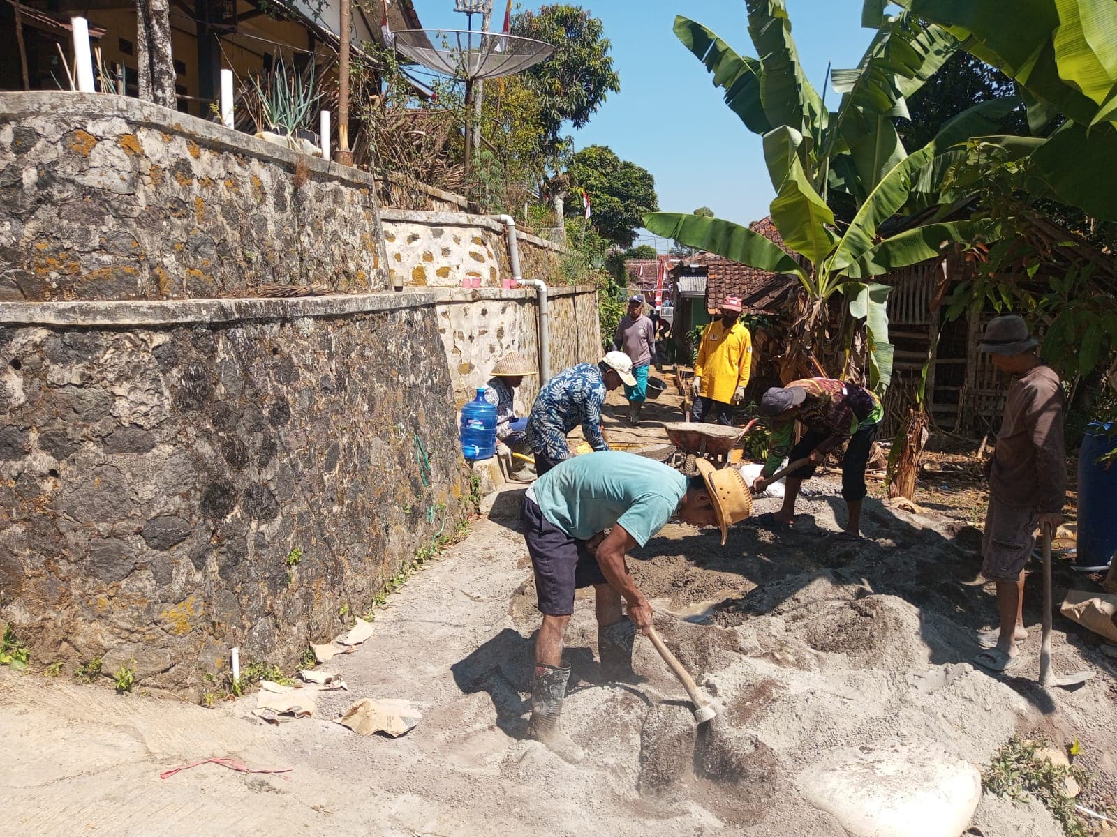 Sambut HUT RI ke-81, Warga RT 04 RW 01 Dusun Cikondang Gelar Kerja Bakti Pemeluran Jalan 